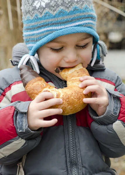 Bambino mangiare spuntino — Foto Stock