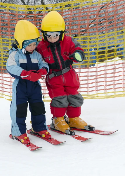 Kinder beim Skifahren — Stockfoto