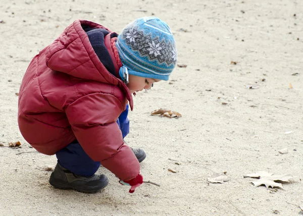Dziecko w piasku — Zdjęcie stockowe