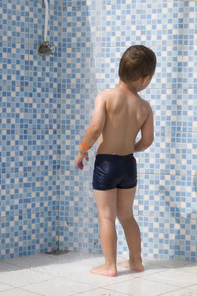 Criança no chuveiro da piscina — Fotografia de Stock