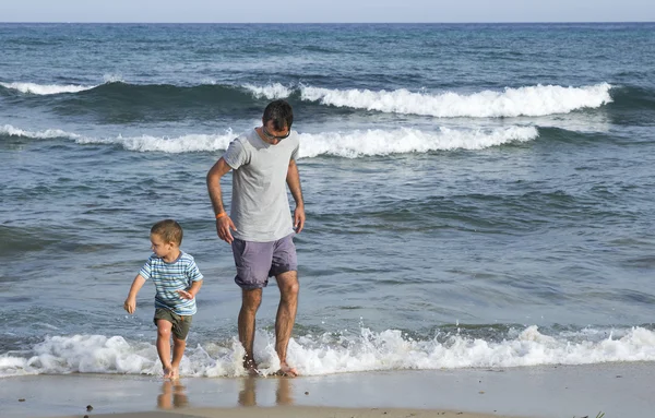 Pai e filho na praia — Fotografia de Stock