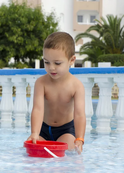Dítě hrající v bazénu — Stock fotografie