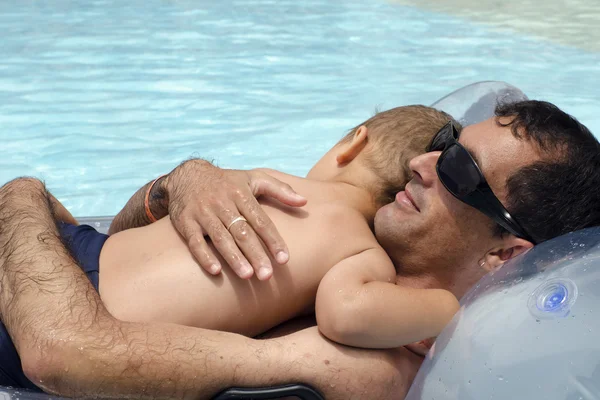 Padre con bambino in piscina — Foto Stock