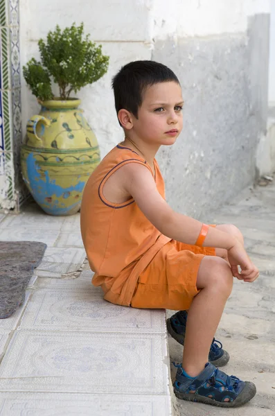 Ребенок на улице — стоковое фото