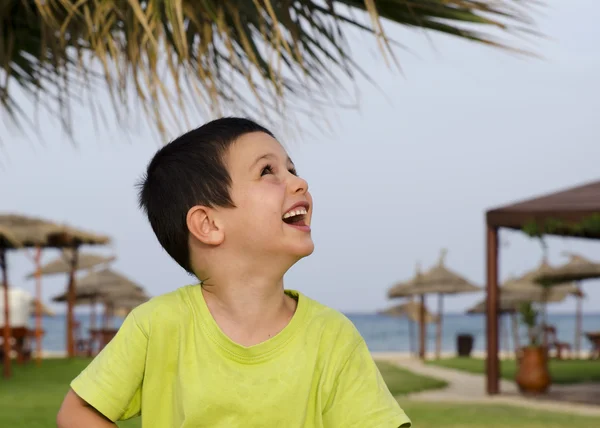 Niño feliz en la playa —  Fotos de Stock