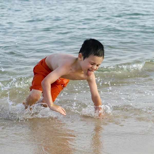 Barn i havet på stranden — Stockfoto