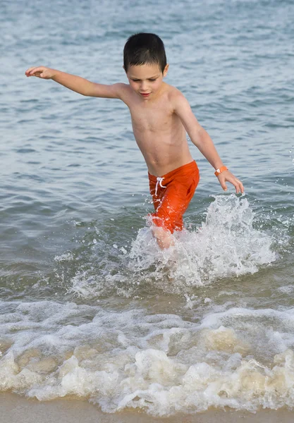 Bambino in acqua in spiaggia — Foto Stock