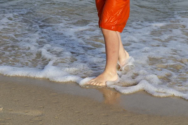 Dětské nohy na pláži — Stock fotografie