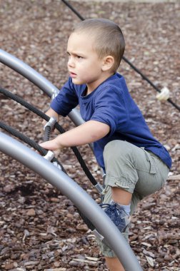 Çocuk parkında tırmanıyor