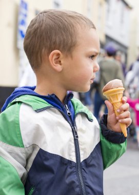 Dondurma yiyen çocuk.