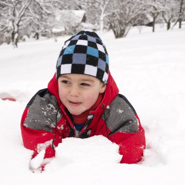 Karda oynayan çocuk