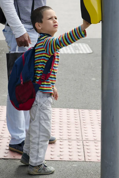 Kind op voetgangers kruising — Stockfoto