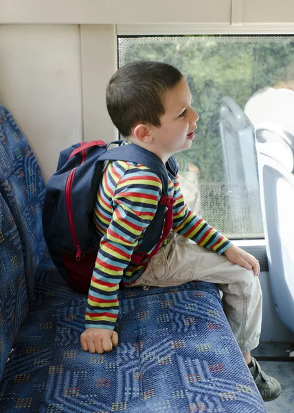 Kind op bus — Stockfoto