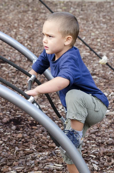 Çocuk parkında tırmanıyor