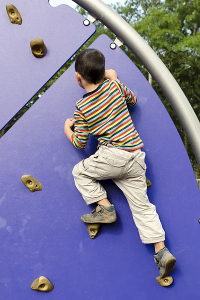 Kind klettert auf Spielplatz — Stockfoto