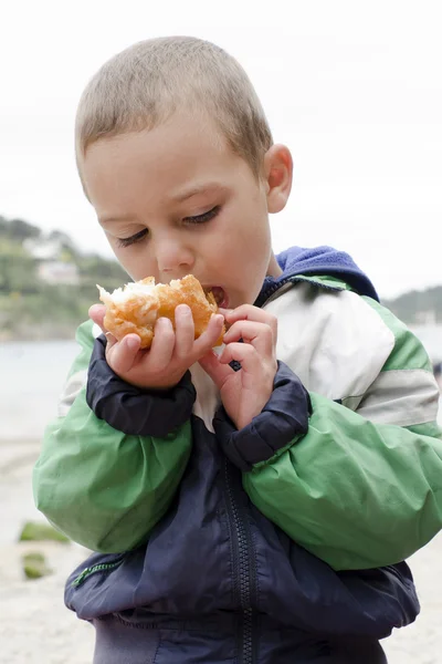 Bambino mangiare all'aperto — Foto Stock