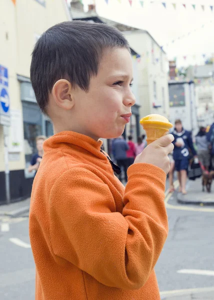 Child with ice cream — Stock Photo, Image