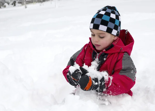 Kind spelen in sneeuw — Stockfoto