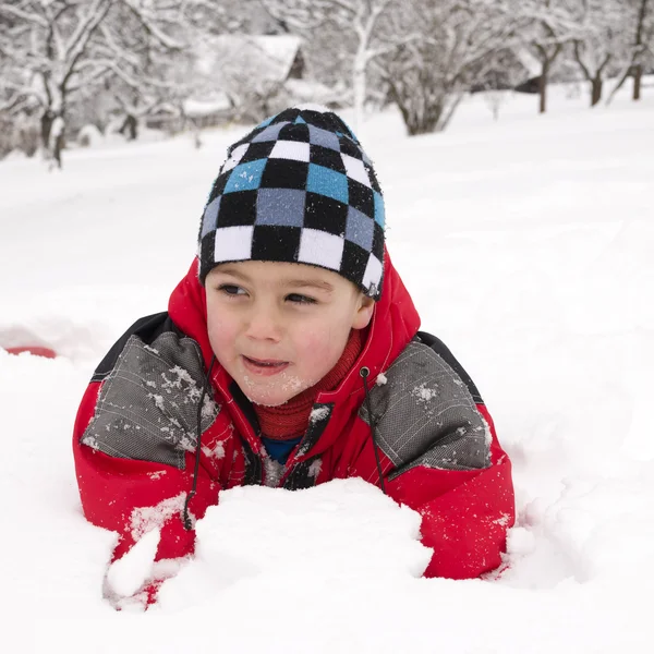 Karda oynayan çocuk