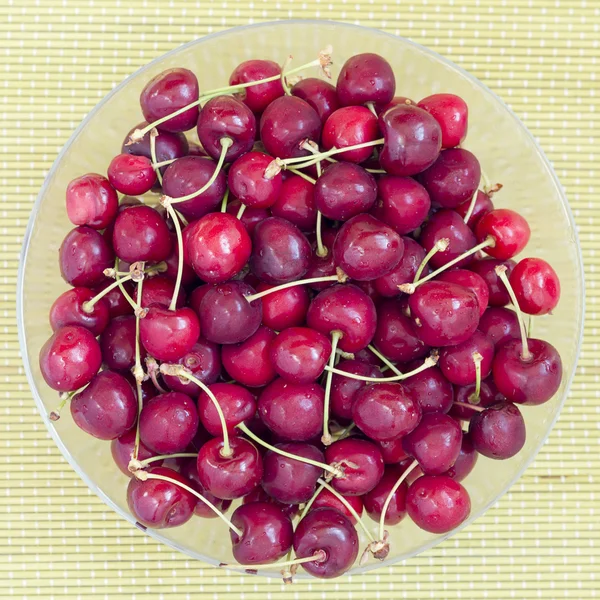 Třešně a višně ovoce ve skleněné míse — Stock fotografie