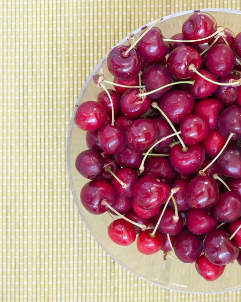 Třešně a višně ovoce ve skleněné míse — Stock fotografie