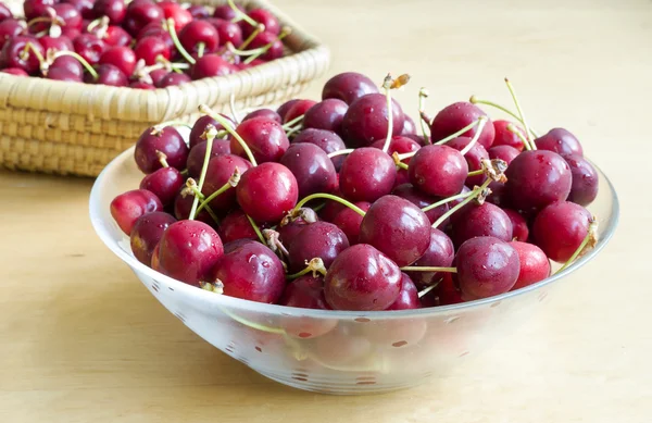Třešně a višně ovoce ve skleněné míse — Stock fotografie