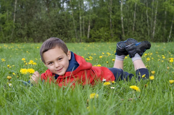 Dítě v jarní přírodě — Stock fotografie