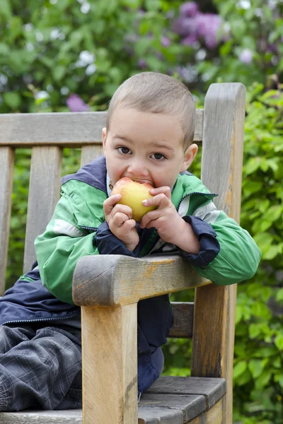 Barnet äta äpple — Stockfoto