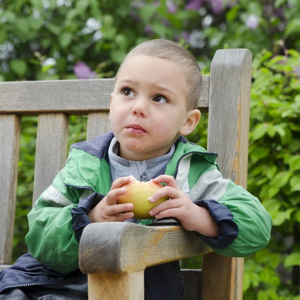 Kind isst Apfel — Stockfoto