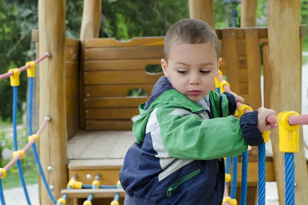 Niño en el parque infantil — Foto de Stock