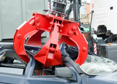 Hurda avluya pençe grabing eski araba