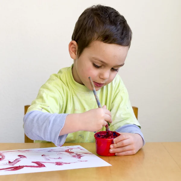 Barn målar med färger — Stockfoto