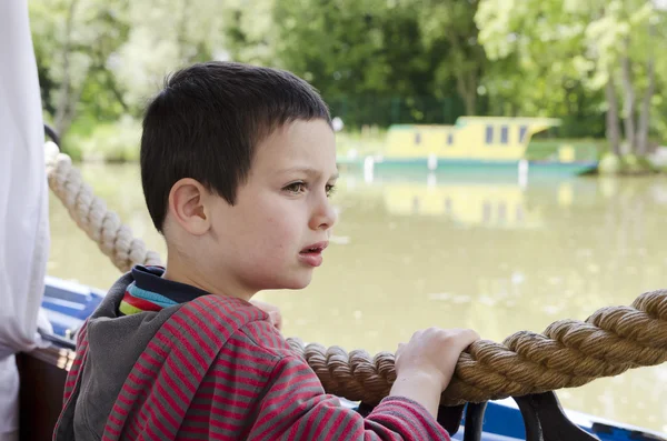 Criança em barco fluvial — Fotografia de Stock