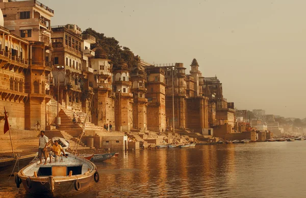 VARANASI, INDIA - 12 DE NOVIEMBRE: ghat principal a orillas del río Ganges, en la santa Varanasi, Uttar Pradesh, el 12 de noviembre de 2015 en Varanasi, India . —  Fotos de Stock
