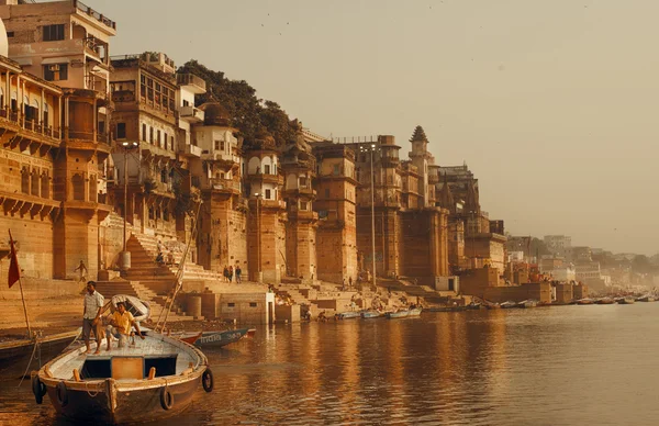 Varanasi, Hindistan - 12 Kasım: Ana ghat Ganj Nehri, kutsal Varanasi, Uttar Pradesh, Novembery 12, 2015 yılında Varanasi, Hindistan kıyısında.