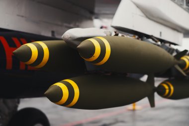 Askeri uçak bombaları