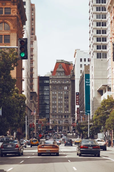 San Francisco, California, ABD - 12 Eylül 2013: Street San Francisco ile 12 Eylül 2013 araçlarda yıl.