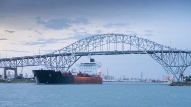 Corpus Christi, Texas, Amerika Birleşik Devletleri - 21 Eylül 2013: demir yolu Köprüsü ve petrol tankeri üzerinde 21 Eylül 2013 yıl.