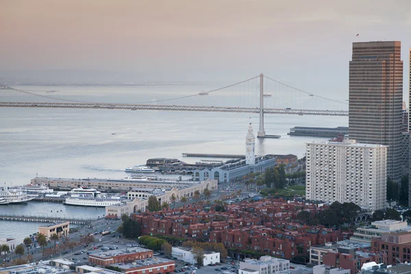 San Francisco, Calofornia, Amerika Birleşik Devletleri - 2 Eylül 2013: San Francisco Oakland Körfezi Köprüsü akşam. California, Amerika Birleşik Devletleri. — Stok fotoğraf