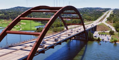 Austin, Texas, Amerika Birleşik Devletleri - 23 Eylül, 2013:Pennybacker köprü Austin, Teksas üzerinde 23 Eylül 2013 yıl. 