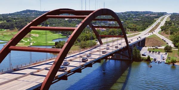 AUSTIN, TEXAS, USA - SEPTEMBER 23, 2013:Pennybacker Bridge in Austin, Texas on September 23, 2013 year. — Stock Photo, Image