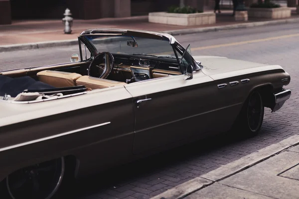 SAN ANTONIO, TEXAS - SEPTEMBER 19: Retro car parked in city street in San Antonio, Texas USA September 19, 2013 — Stock Photo, Image