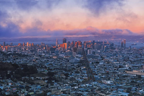SAN FRANCISCO - 15 DE SEPTIEMBRE DE 2013; horizonte de San Francisco desde Twin Peaks en California Vista de ángulo alto en Estados Unidos —  Fotos de Stock