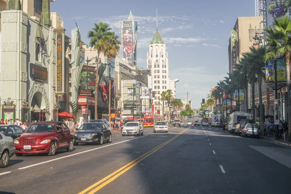 Los Angeles - 7 Eylül 2013: Görünüm, Hollywood Bulvarı'nda günbatımı. 1958'de Hollywood Walk of Fame bu sokakta eğlence sektöründe çalışan sanatçılar için bir haraç olarak oluşturuldu. — Stok fotoğraf