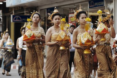 Pattaya, Tayland - 18 Temmuz 2013: Genç Tay erkek ve kız Asalha Bucha günü'nü kutlamak