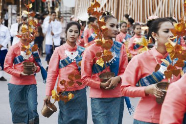Pattaya, Tayland - 18 Temmuz 2013: Genç Tay erkek ve kız Asalha Bucha günü'nü kutlamak