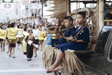 Pattaya, Tayland - 18 Temmuz 2013: Genç Tay erkek ve kız Asalha Bucha günü'nü kutlamak