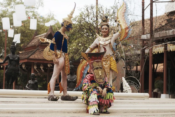 Bangkok, Tailandia - 19 de julio de 2013: Los tailandeses muestran una presentación de bailes tradicionales y música en Siam Niramit — Foto de Stock