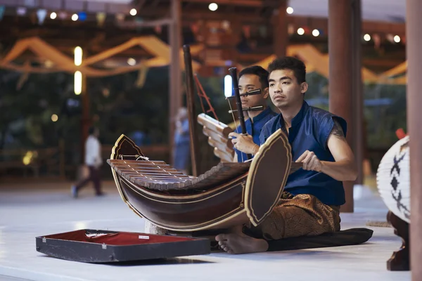 Bangkok, Tayland - 19 Temmuz 2013: Tay insanlar göstermek geleneksel dans ve müzik bir sunum Siam Niramit
