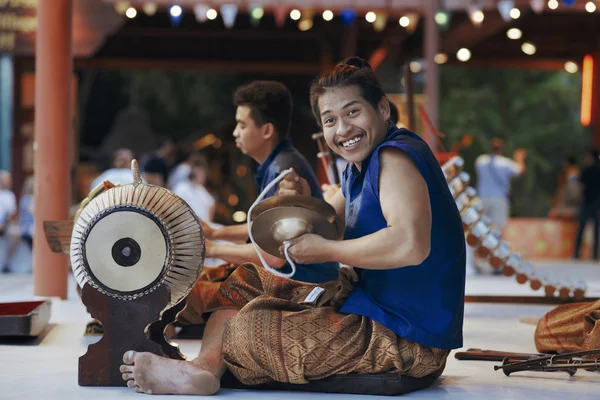Bangkok, Tayland - 19 Temmuz 2013: Tay insanlar göstermek geleneksel dans ve müzik bir sunum Siam Niramit